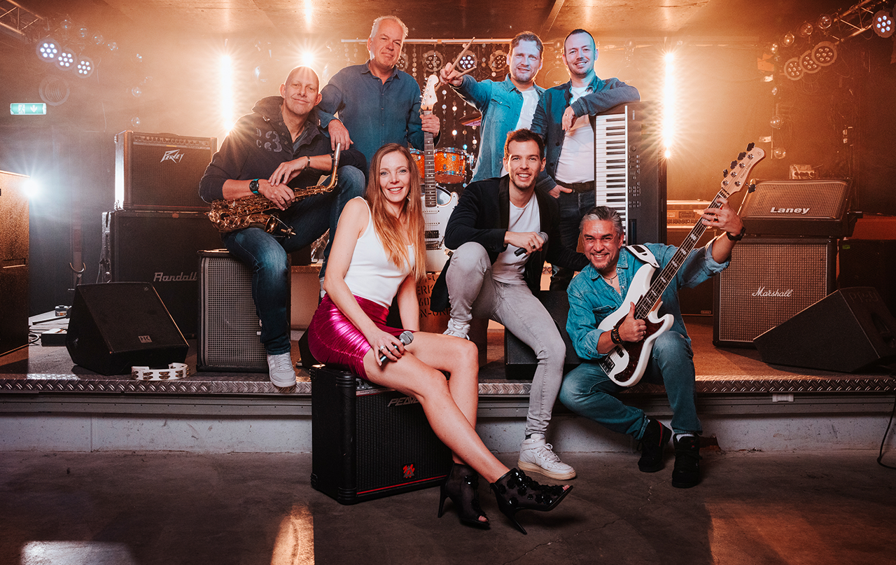Dynamische band speelt op bruiloft - brengt het publiek in beweging met bekende hits
