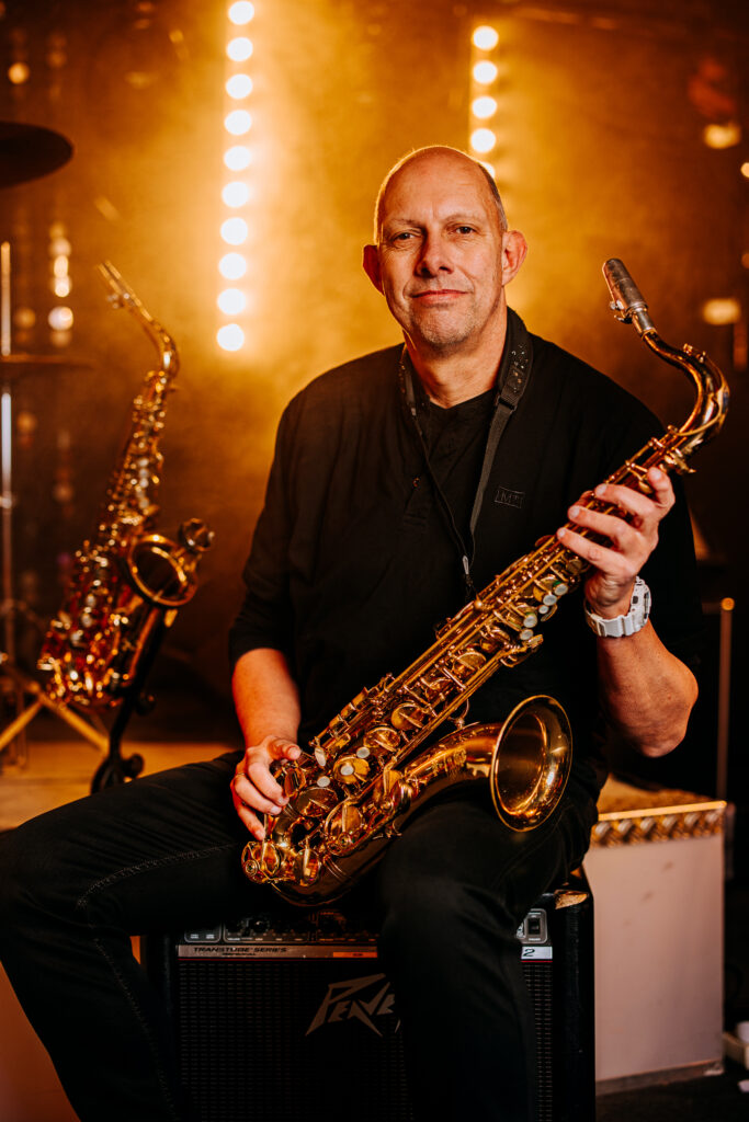 Saxofoon - professionele feestband speelt op een levendig evenement.