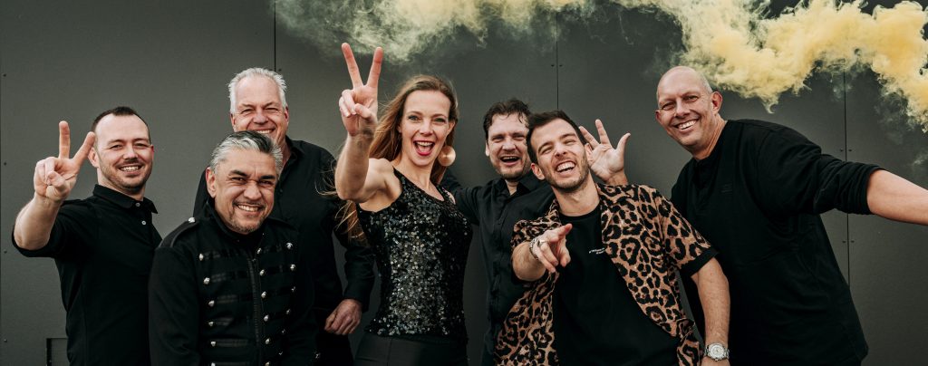 Professionele coverband speelt hits op bedrijfsevenement