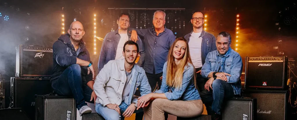 Energieke coverband live op podium tijdens bruisend feestevent