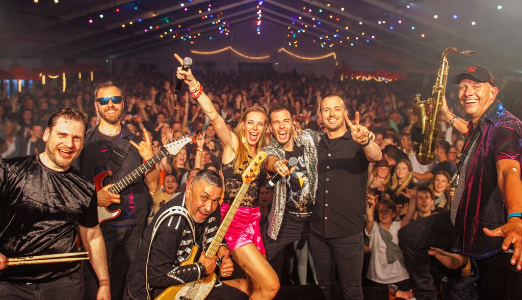 Coverband 2MF live met disco classics op festivalpodium