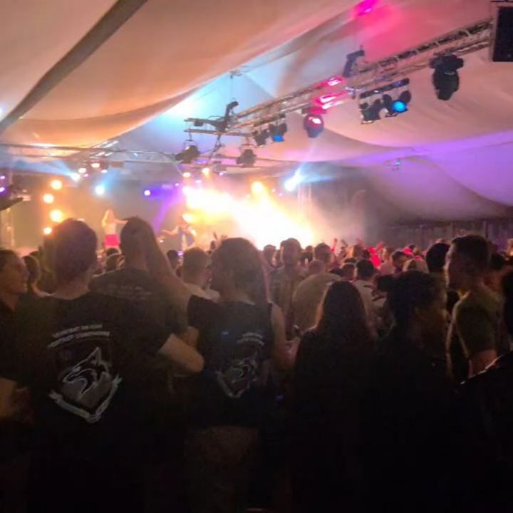 Nijmeegse Vierdaagse: 2MF speelt voor ruim 2000 militairen op Kamp Heumensoord
