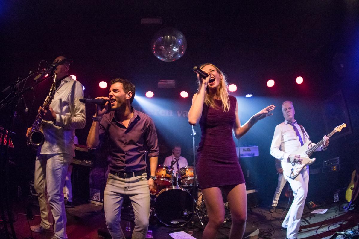 2MF coverband live op het podium