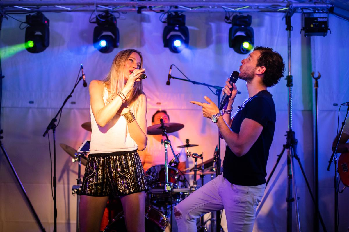 2MF feestband met dansend publiek