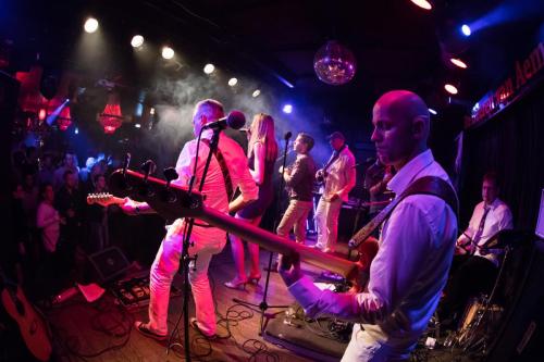 band huren voor feest verzorgt de muziek op een bruiloft.