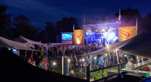 live band inhuren brengt de sfeer op een bedrijfsfeest.