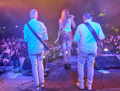 allround feestband is de hoofdact op een festival.